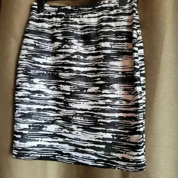 Black and white Scrunchy mini skirt size 5  Reitmans - Picture 4 of 6